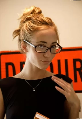 Сексуальная студентка в очках с упругой круглой попкой
