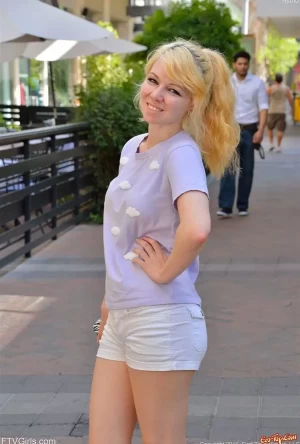 Крашенная блондинка в шортиках разделась в парке